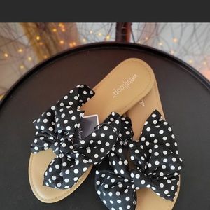WESTLOOP Black with White polka dot slide sandals. Size 5/6 . NWT